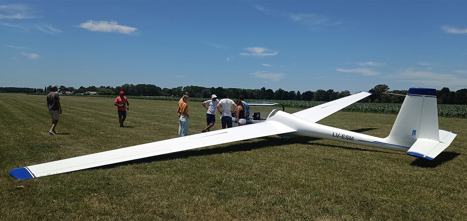 SZD-54-2 Perkoz am Boden auf Wiese, Personen stehen daneben, Startvorbereitung.